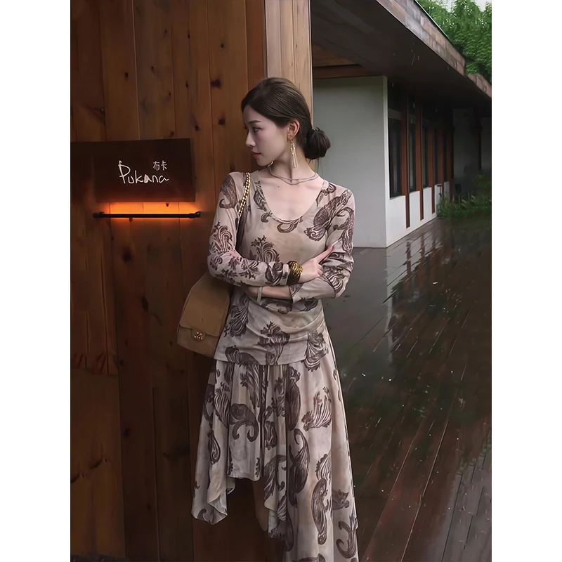 法式气质U领印花长袖连衣裙女早秋新款纯欲风修身显瘦不规则长裙