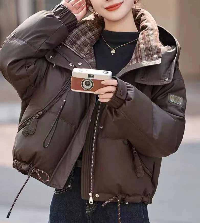 白鸭绒短款格子拼接羽绒服女2025冬季新款PU皮免洗面包服