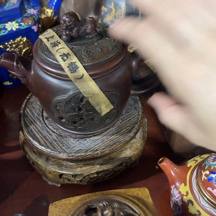 茶壶红泥原矿泥料手工制作的一把紫砂壶。