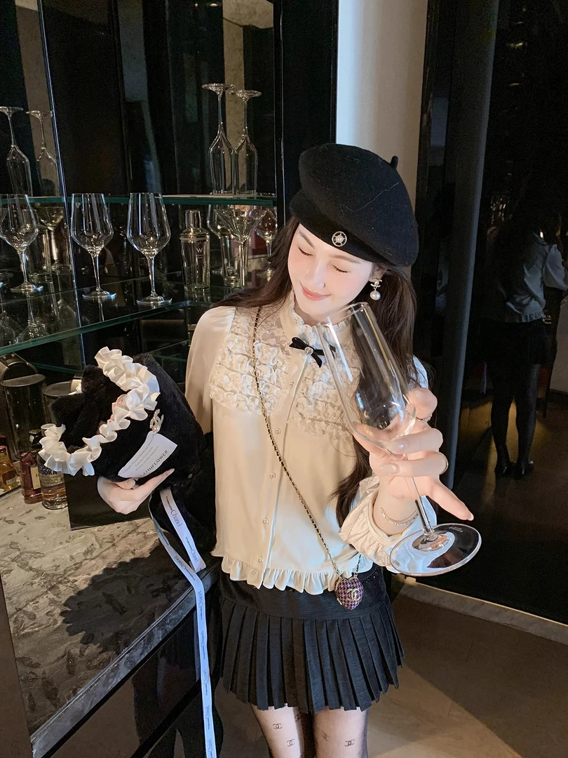 鱼兔子的兔子法式木耳边丝绒衬衫女春秋新款内搭打底蕾丝拼接上衣