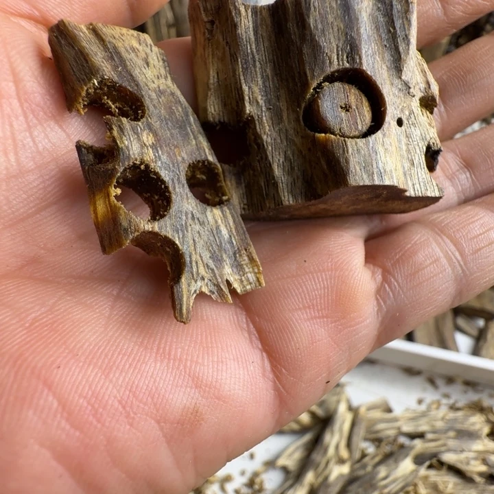 沉香沉香碎屑奇楠沉香绿奇楠原材料12.8克重