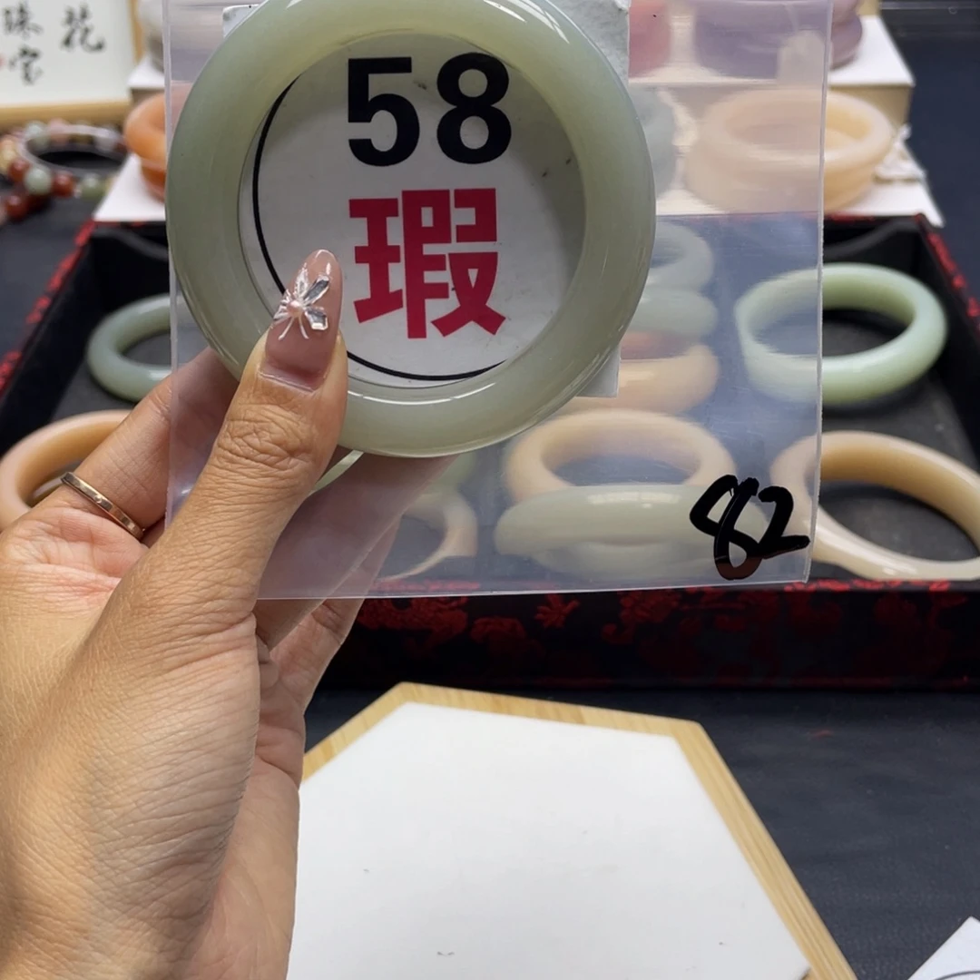 未镶嵌手镯石英岩玉