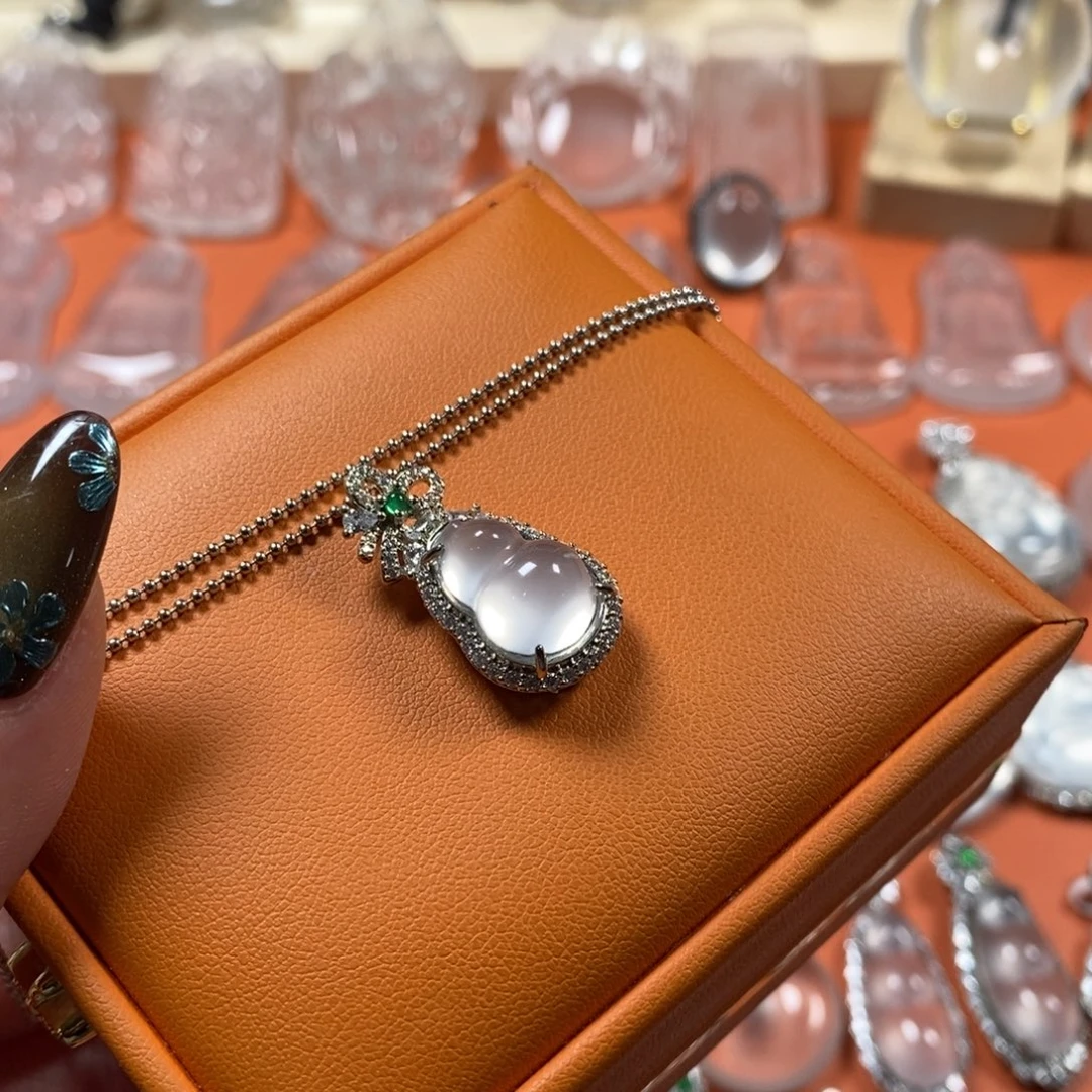 石英质玉合金颈饰胖葫芦