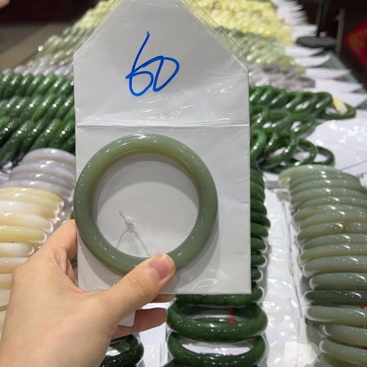 啦***。和田玉未镶嵌手镯