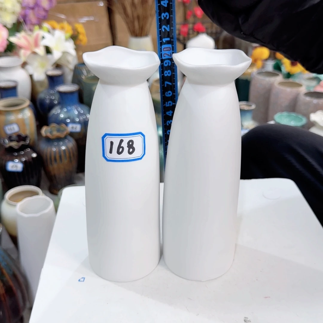 168号一对陶瓷高20厘米瑕疵