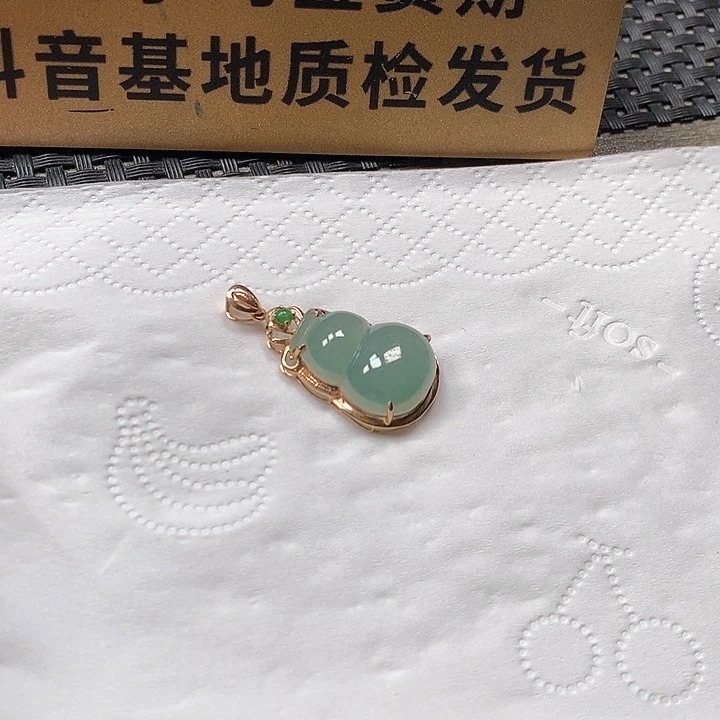 颈饰18K金镶嵌翡翠葫芦