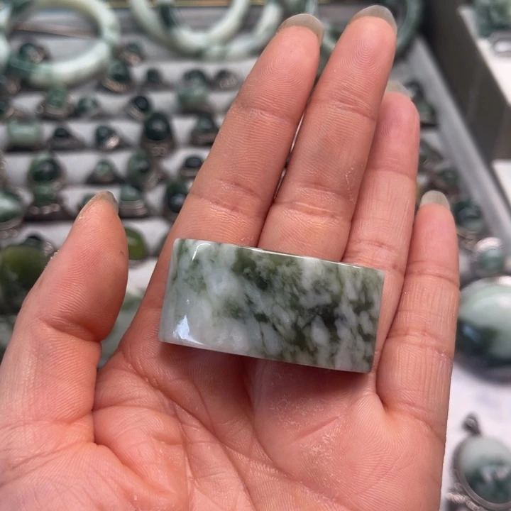 透闪石-蛇纹石玉颈饰未镶嵌春**聊