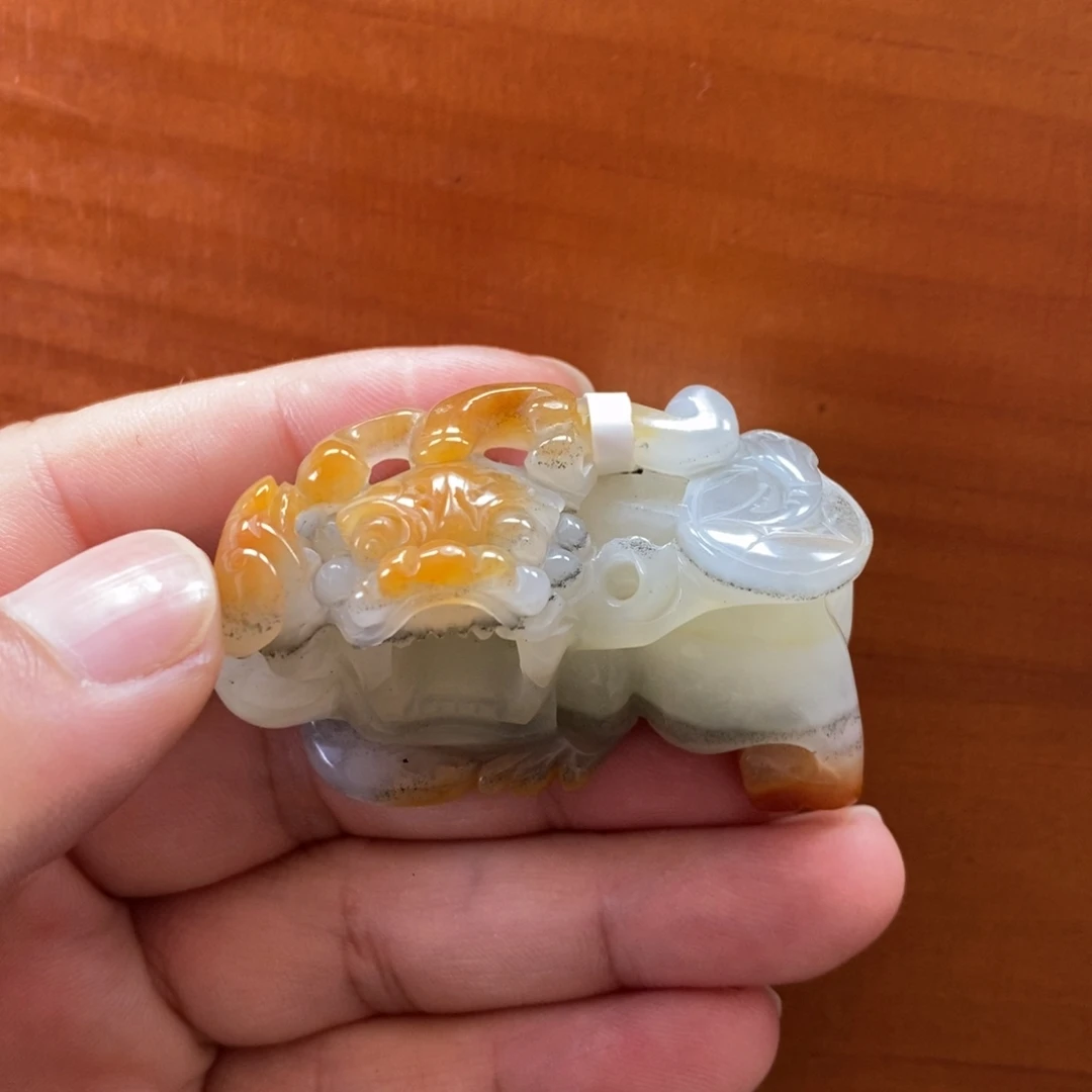 石英质玉（黄龙玉）未镶嵌颈饰