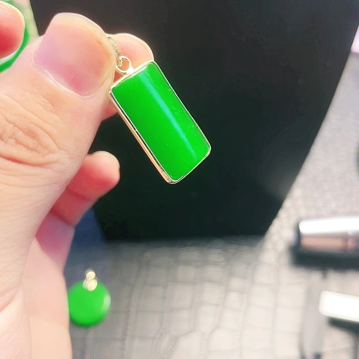 颈饰18K金镶嵌翡翠