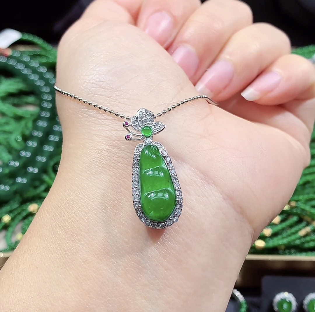 终身保A天然翡翠满色辣阳绿四季豆裸石18×8整体30镶嵌款吊坠保A