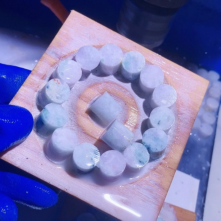 翡翠未镶嵌颈饰料
