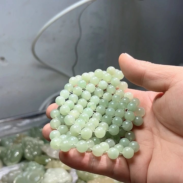 颈饰未镶嵌石英质玉