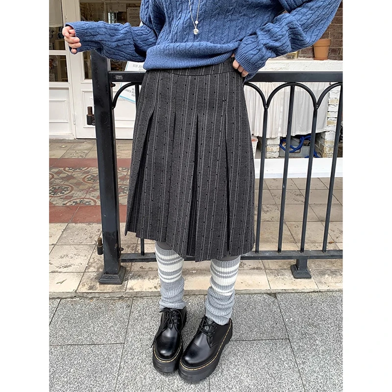 耶古俏皮灰色竖条纹波点百褶伞裙女秋冬新款高腰植绒肌理感半身裙