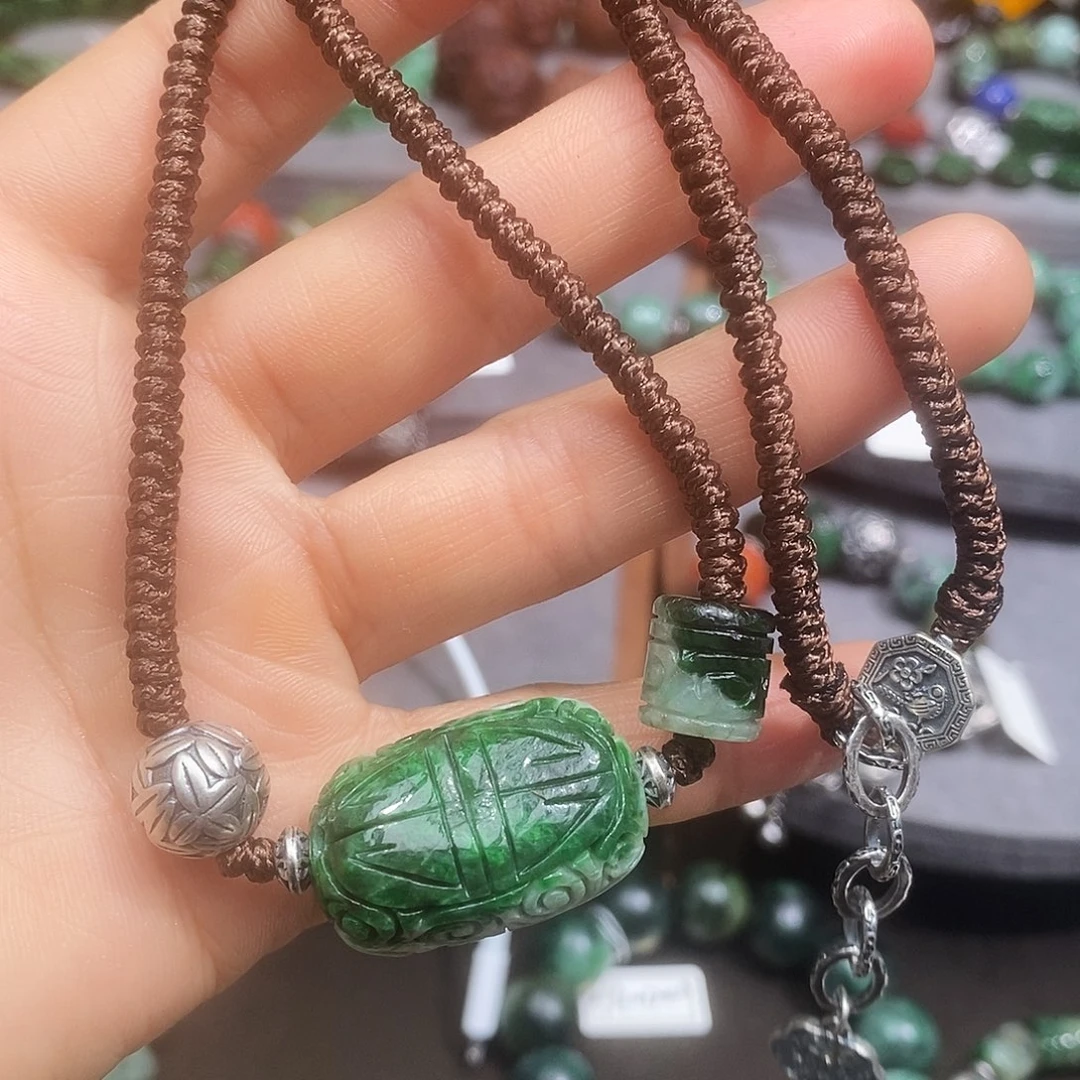 颈饰未镶嵌翡翠漂亮美眉