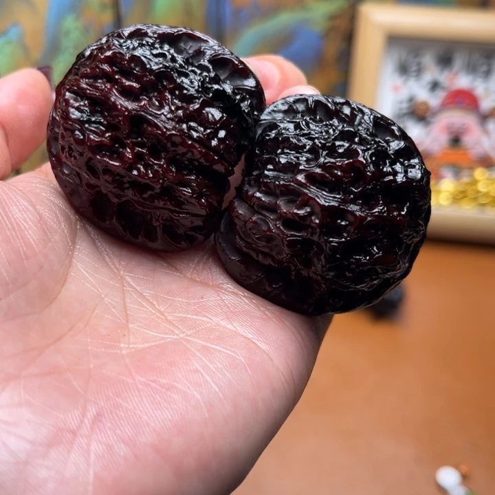 核桃地闷文玩手把件血麒麟