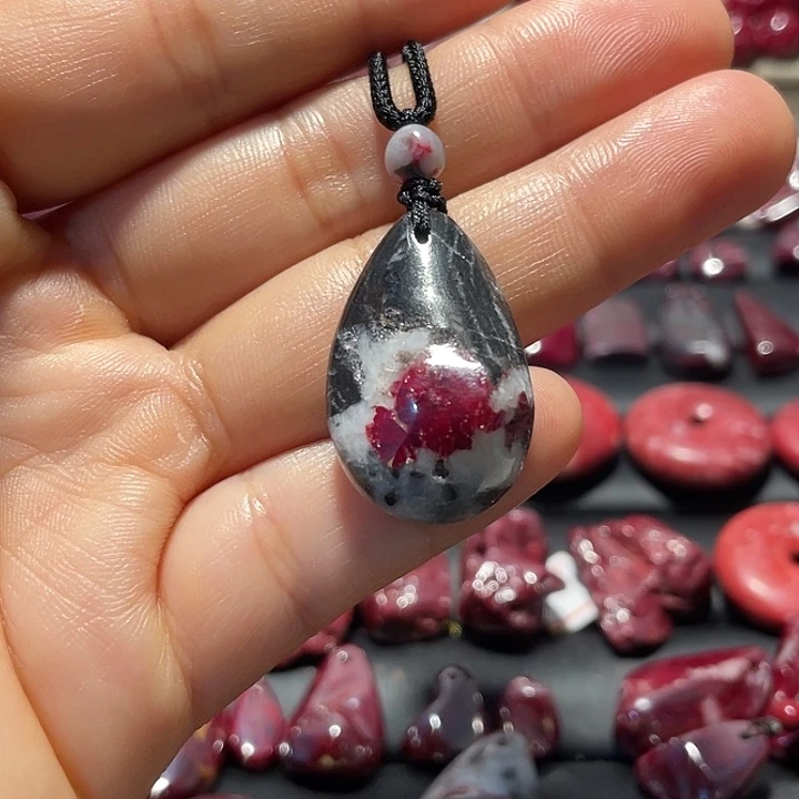 天然辰砂原石晶体吊坠