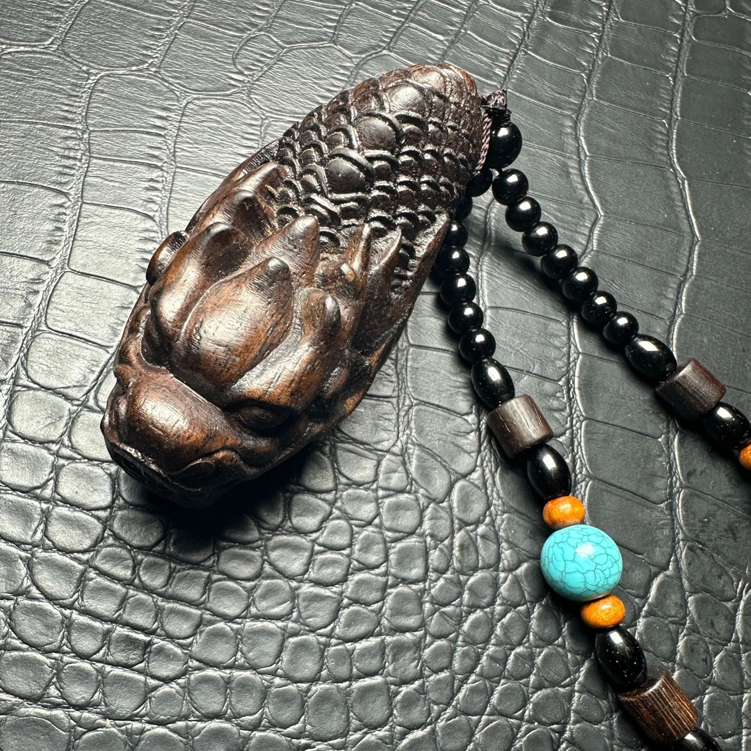 465沉木雕刻手把件