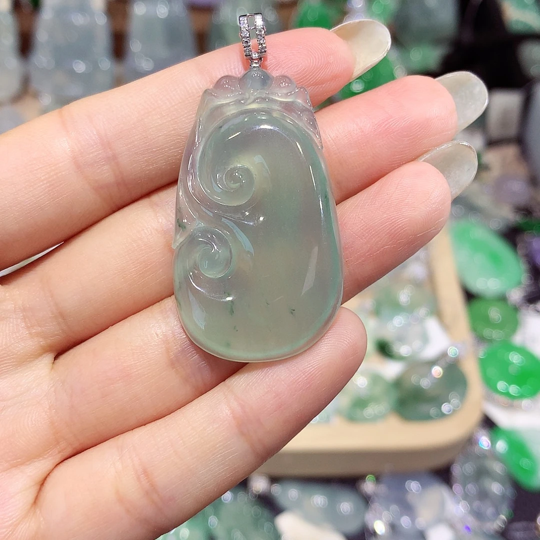 翡翠18K金镶嵌颈饰如意