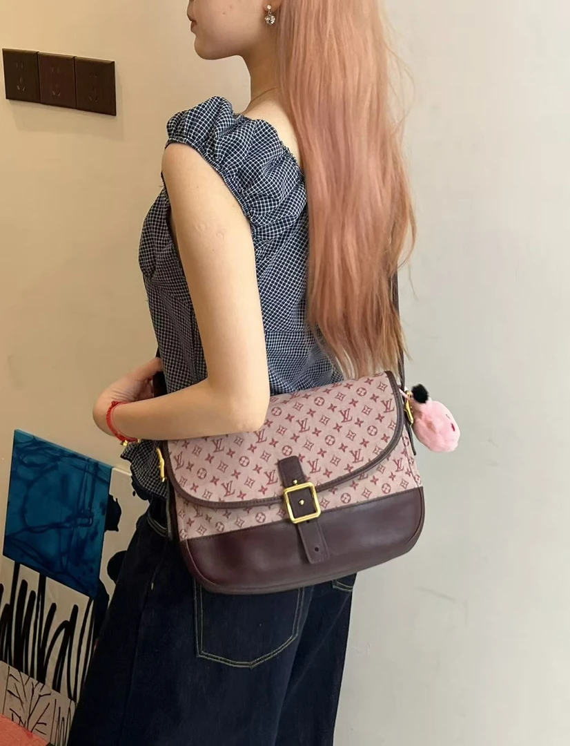 95新 LouisVuitton/路易威登 树莓粉丹宁斜挎邮差
