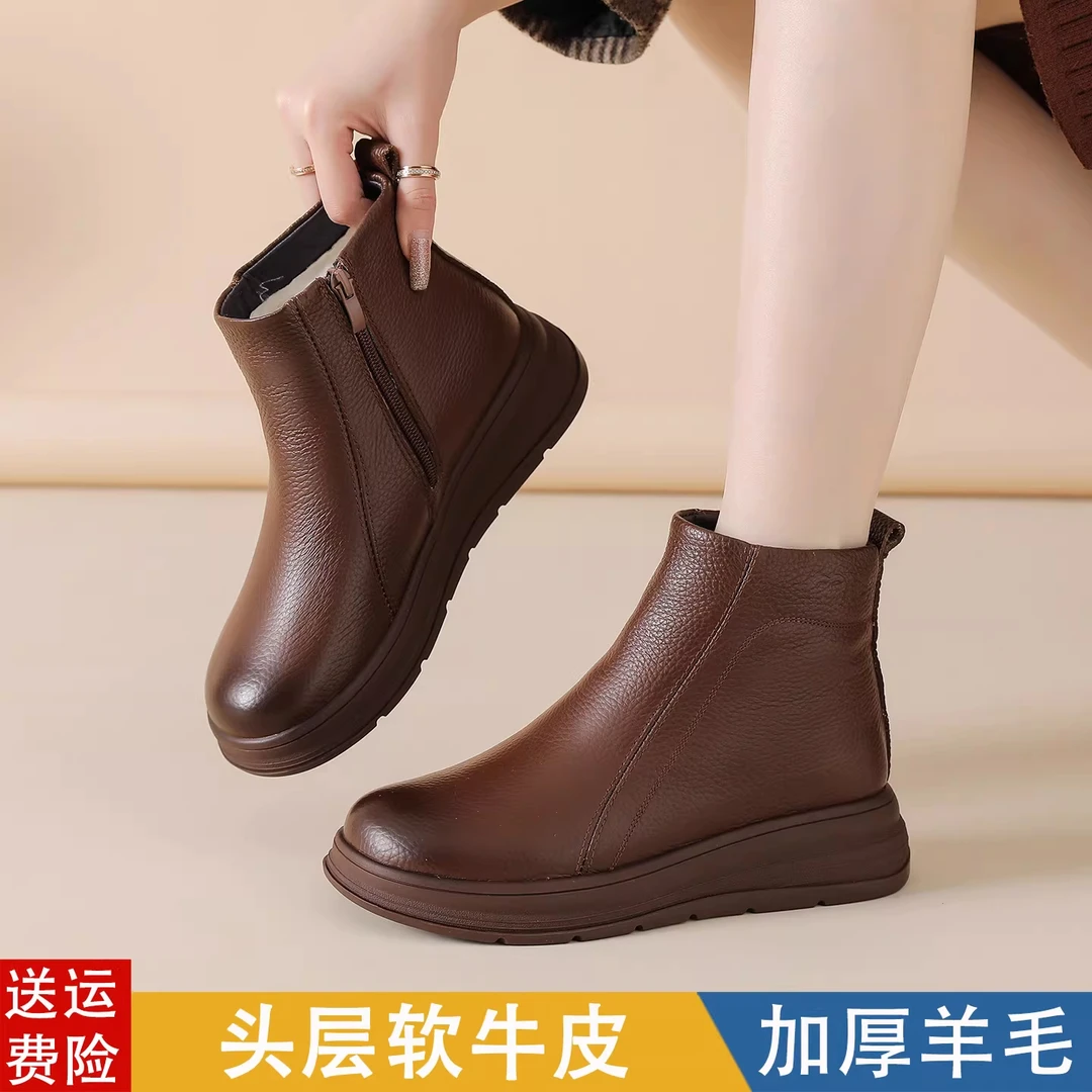 真皮羊毛妈妈棉鞋女冬季加绒加厚保暖中年防滑平底短靴中老年皮鞋