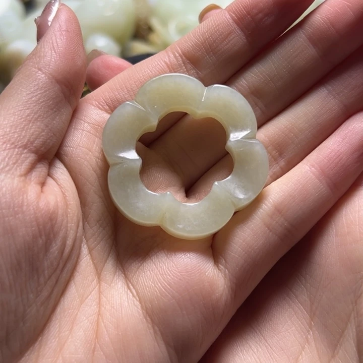 颈饰未镶嵌和田玉（白玉）