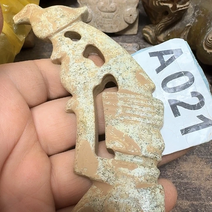 蛇纹石玉颈饰未镶嵌