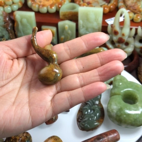未镶嵌岫岩河磨玉（透闪石质玉）手机链
