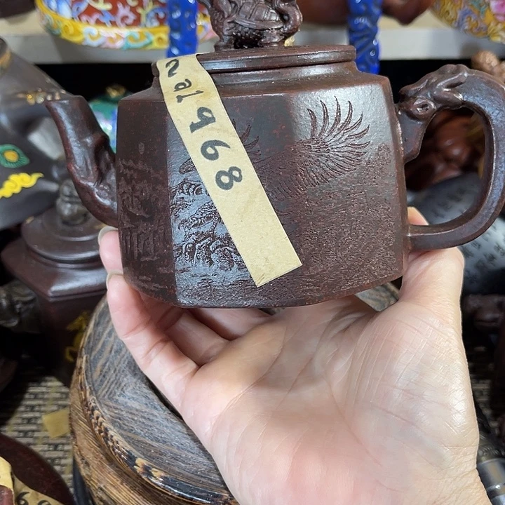 茶壶紫泥原矿泥料手工制作的一把紫砂壶。