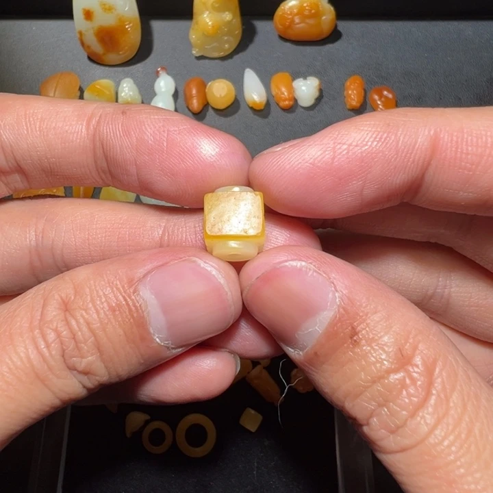 和田玉颈饰未镶嵌铭*