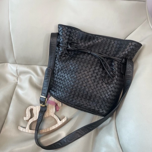 95新 BOTTEGA VENETA/葆蝶家 棕色编织水桶单肩斜挎包