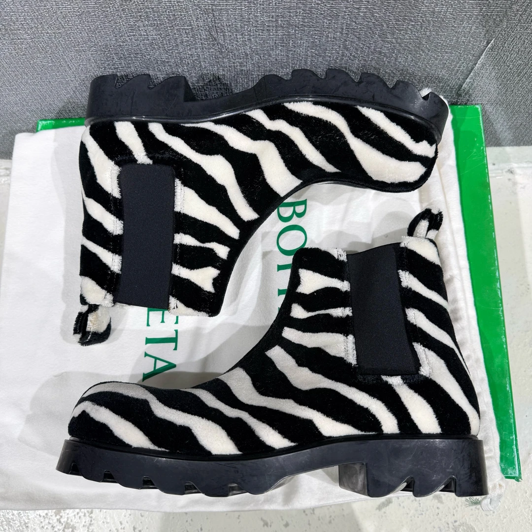 未使用 BOTTEGA VENETA/葆蝶家 (pm） 斑马纹马丁靴 原盒42码/2062