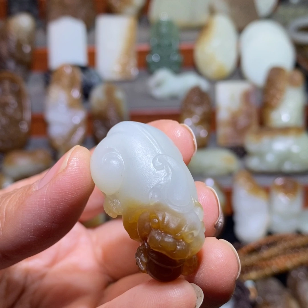 颈饰未镶嵌和田玉（糖玉）招财貔貅