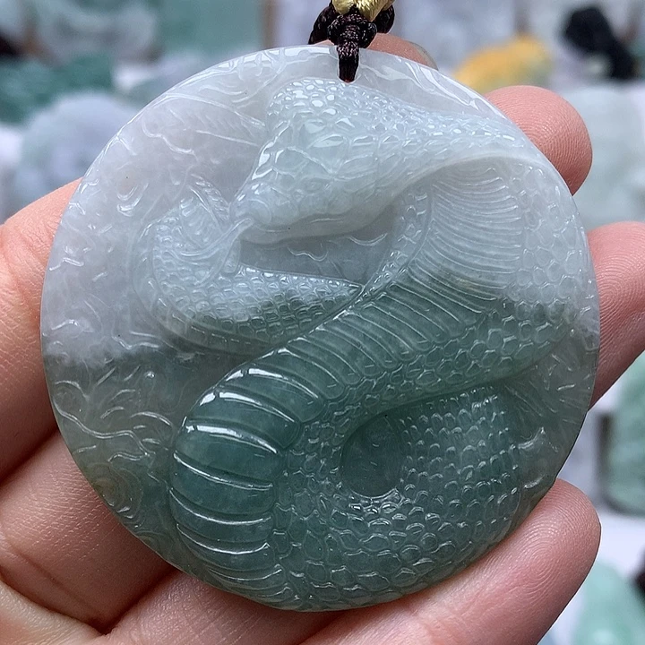 翡翠未镶嵌颈饰蛇牌福利洒一条黄翡颜色线福利
