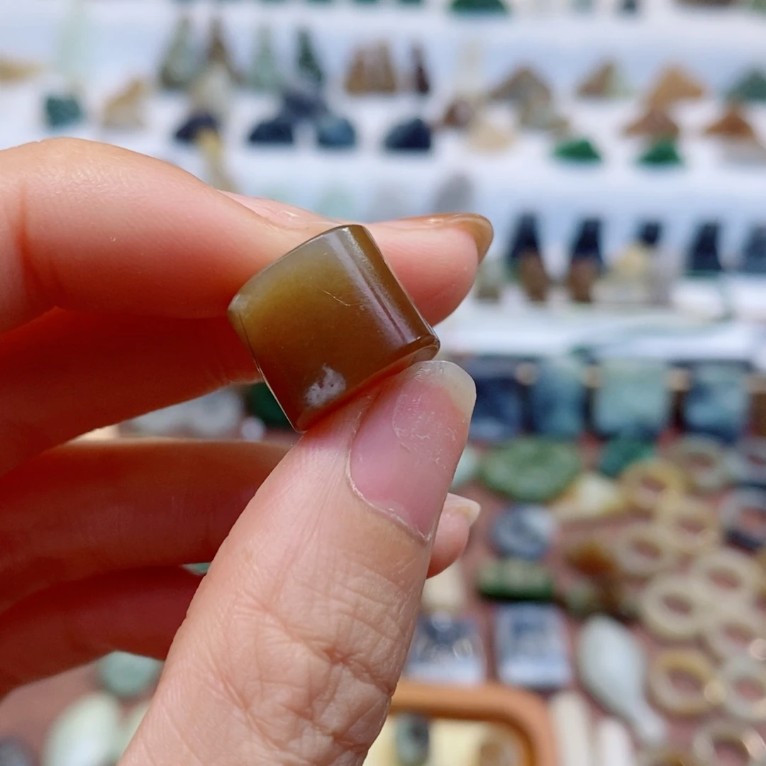 生***暖和田玉未镶嵌颈饰