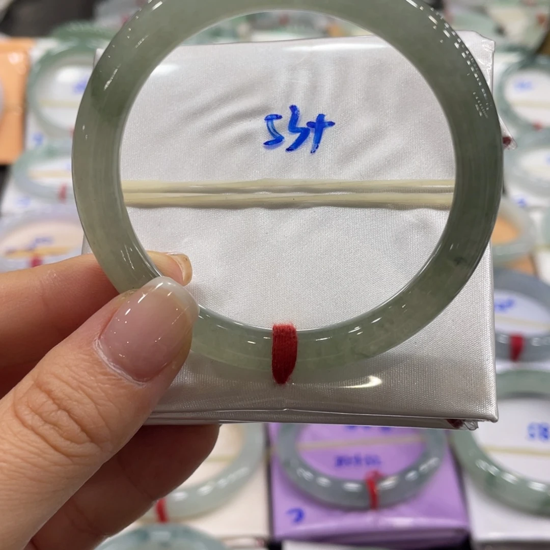 翡翠手镯未镶嵌翡翠