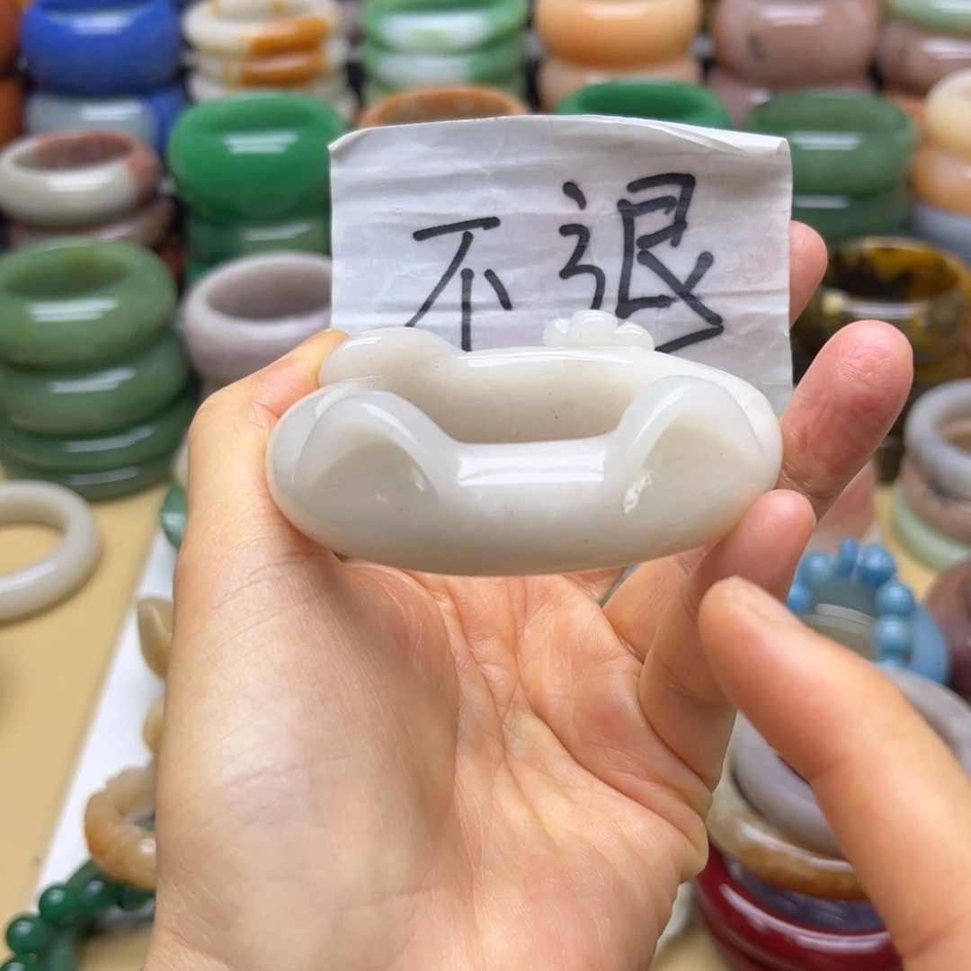 红****石英质玉未镶嵌手镯