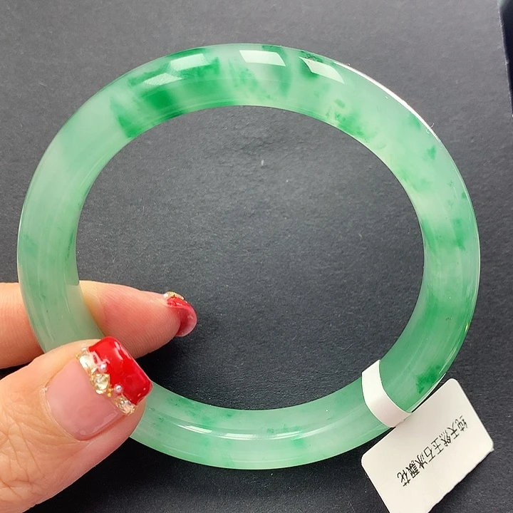 石英质玉手镯未镶嵌?*