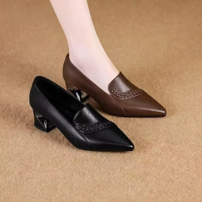 法式尖头粗跟浅口单鞋女2025春秋新款软皮复古百搭中跟职业小皮鞋