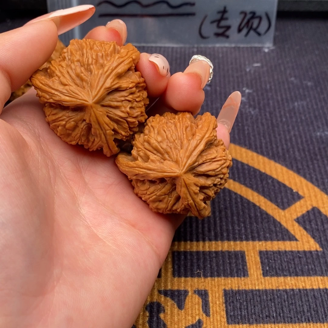 老***儿文玩核桃吊坠白狮子