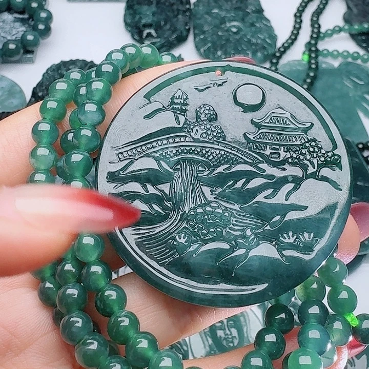 翡翠未镶嵌颈饰多样性发其一