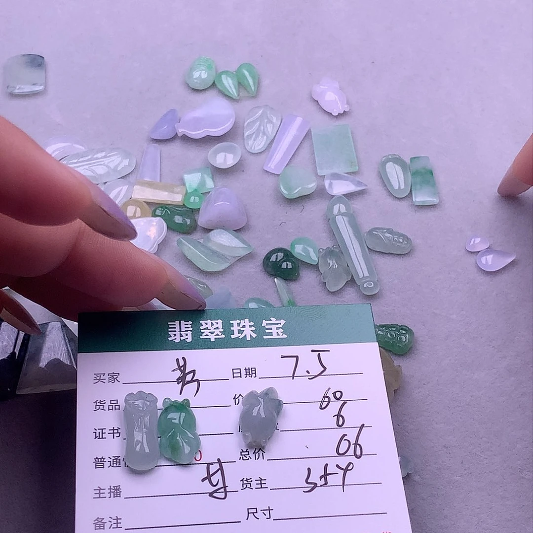 翡翠挂件未镶嵌芳**姐