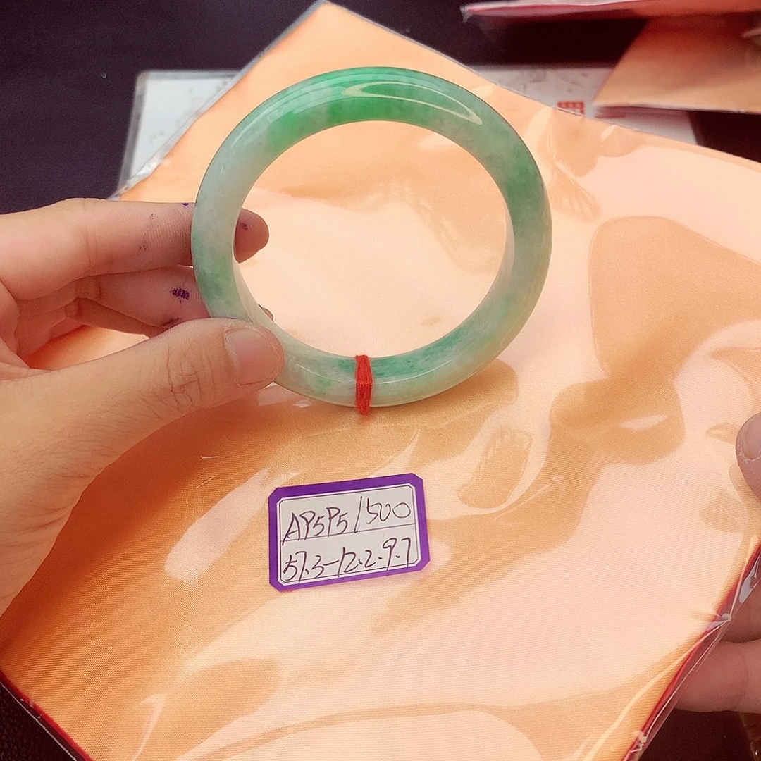 翡翠手镯未镶嵌翡翠