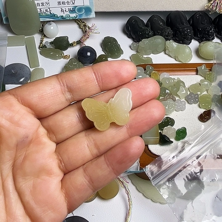 栀***开和田玉未镶嵌颈饰