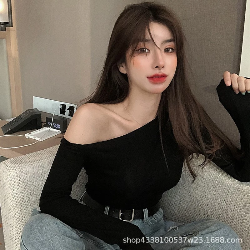 辣妹新款斜肩上衣秋装露肩长袖T恤女小众设计感复古打底衫一字领