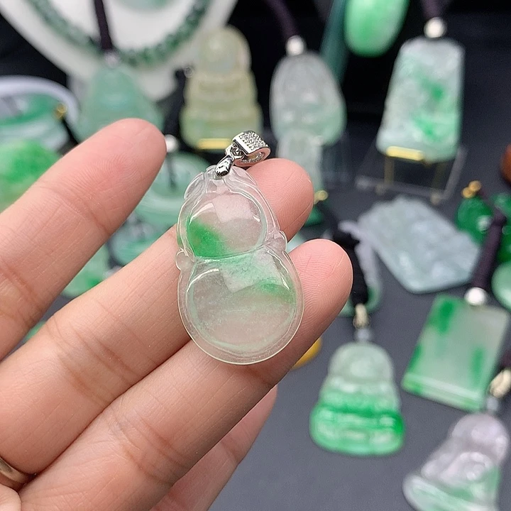 翡翠未镶嵌吊坠(赠链)