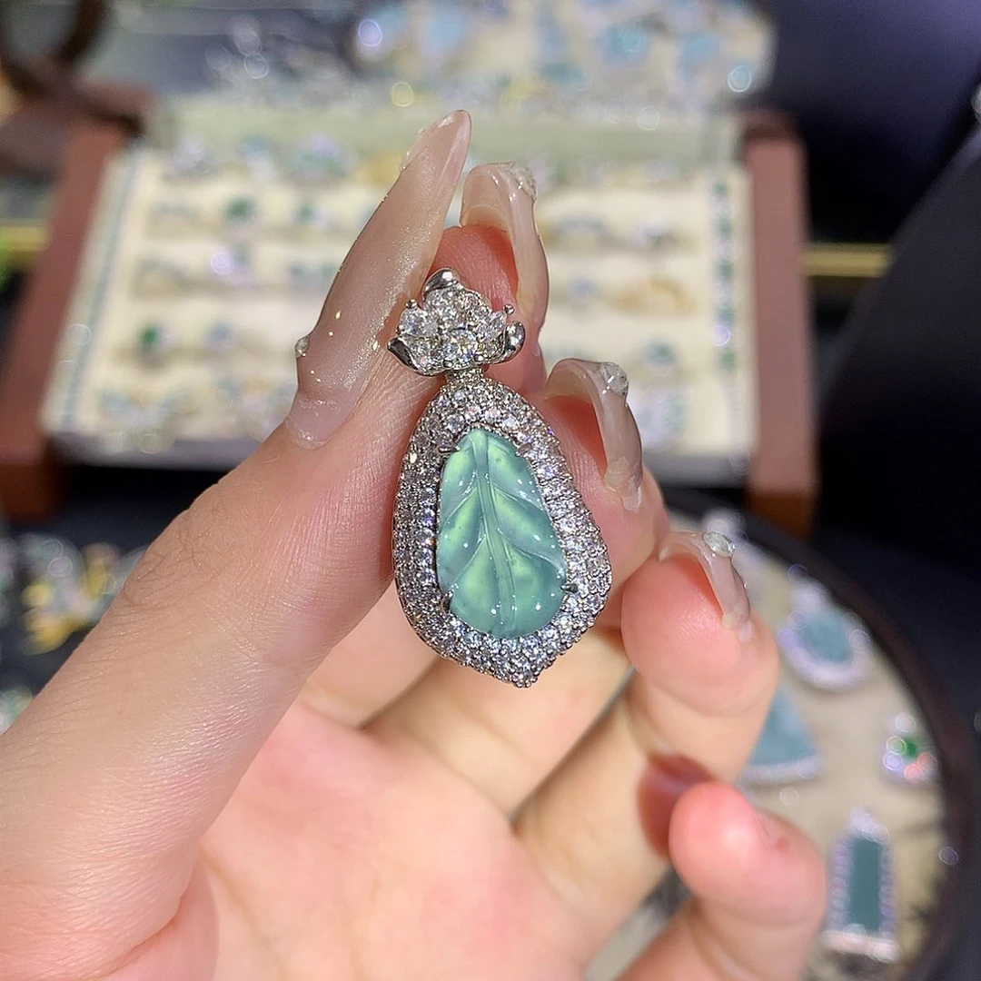 翡翠未镶嵌颈饰芭蕉叶吊坠