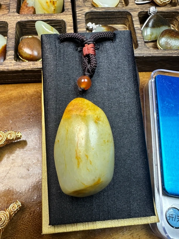 和田玉真皮真籽无修吊坠56克