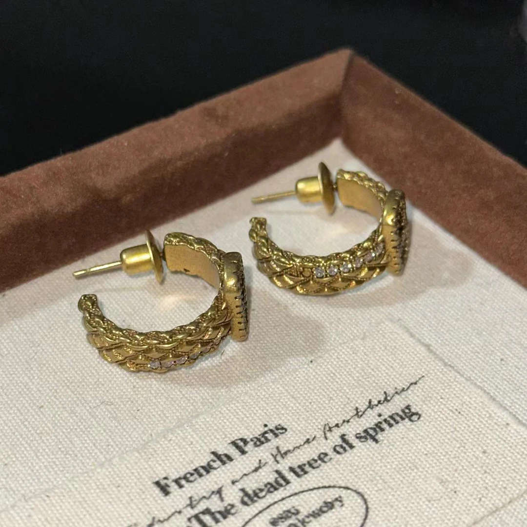 铜合金耳饰 D字母菱格纹小耳圈-67011