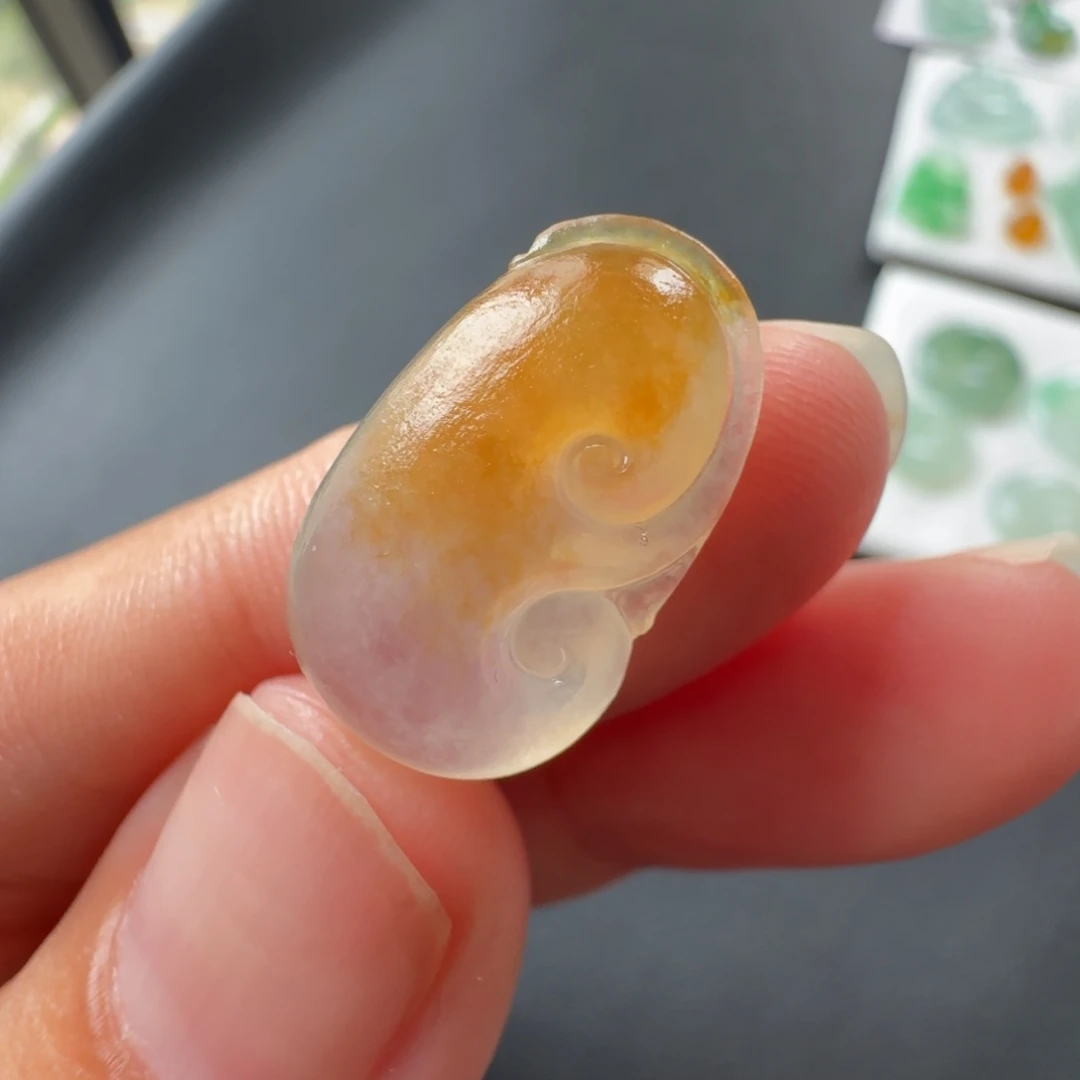 定制翡翠未镶嵌冰种黄翡如意