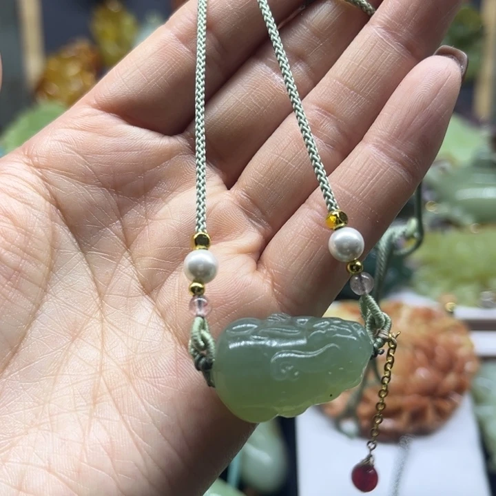 蛇纹石玉未镶嵌颈饰